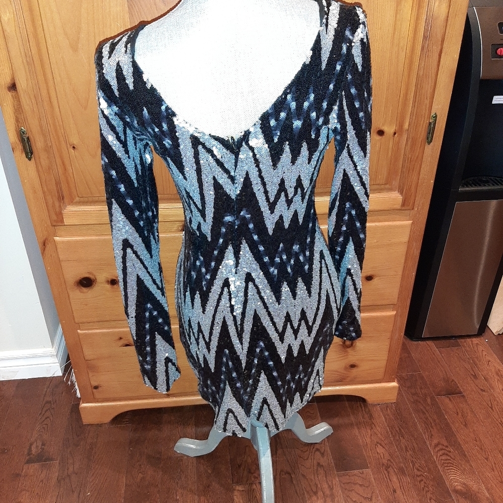 AMAZING Guess dress - Picture 2 of 3
